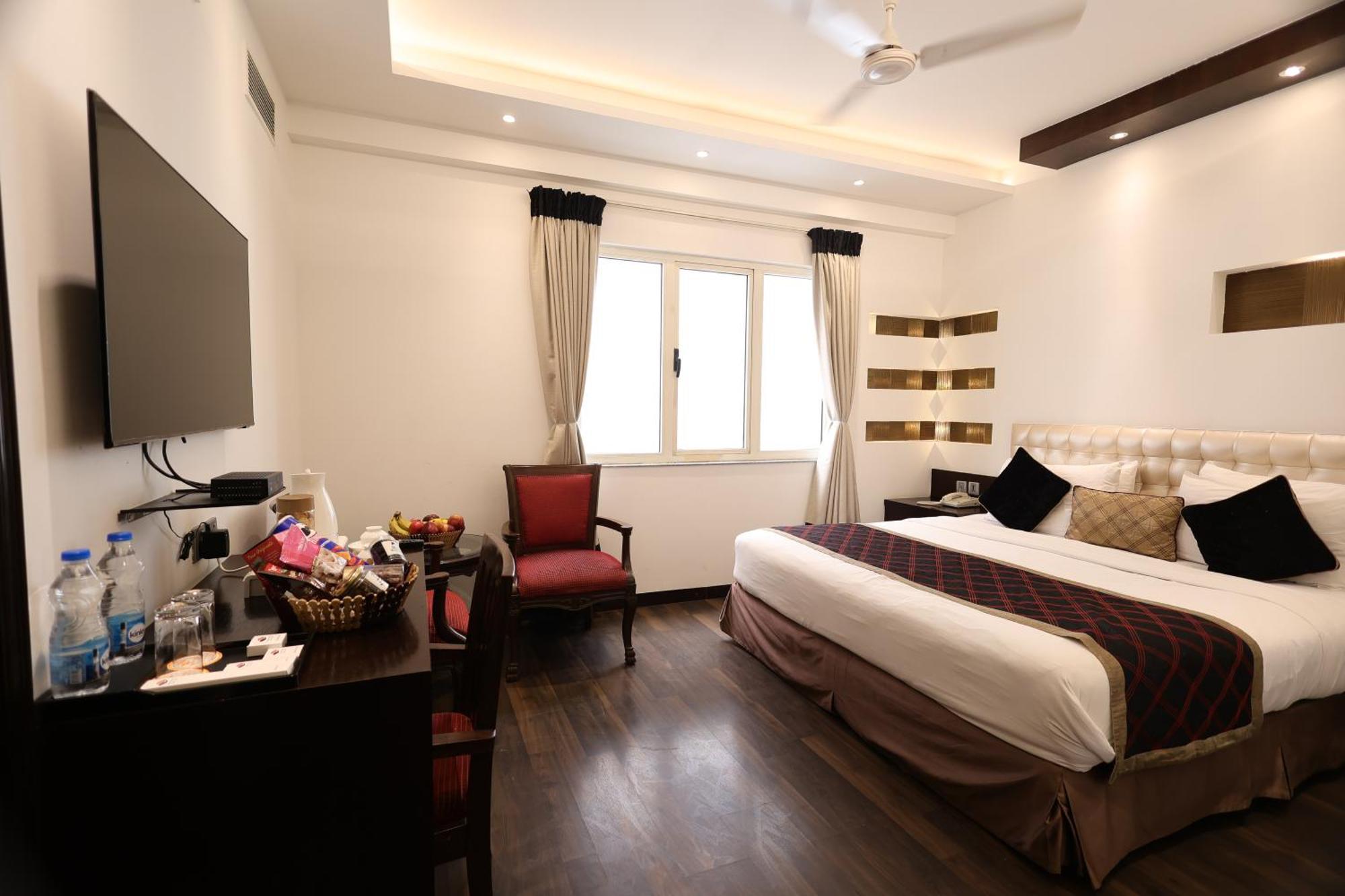 Hotel Grand Godwin Near Railway Station 4*