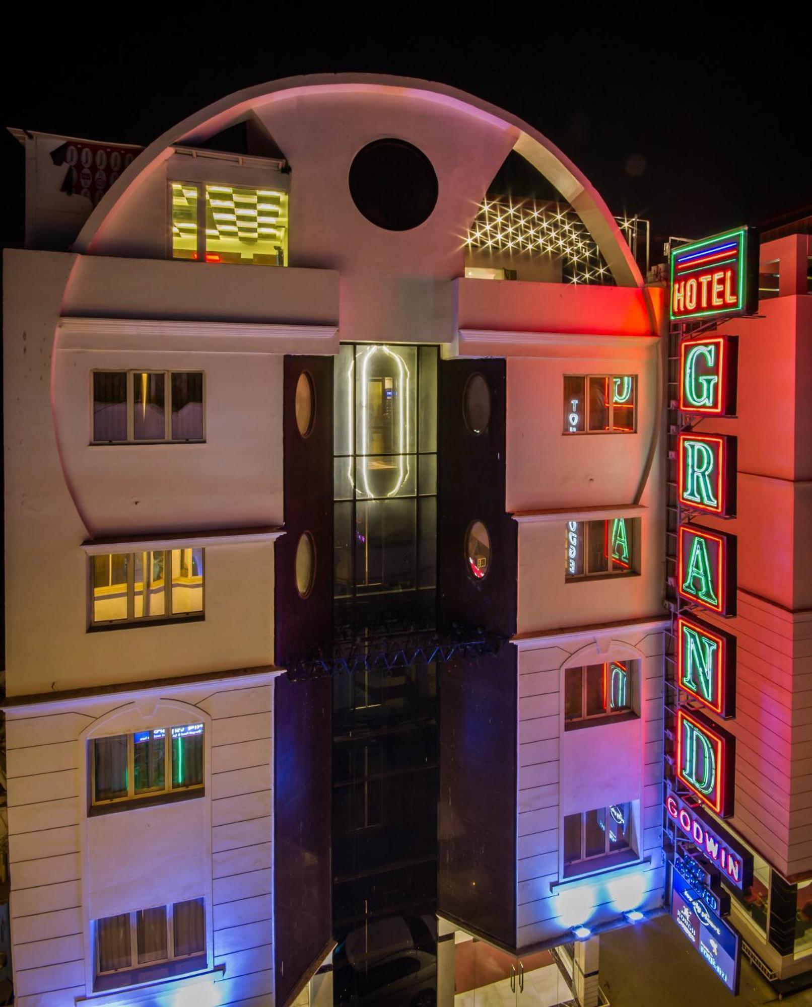 Hotel Grand Godwin - Complimentary Airport Pickup -near Ndls Railway Stn New Delhi