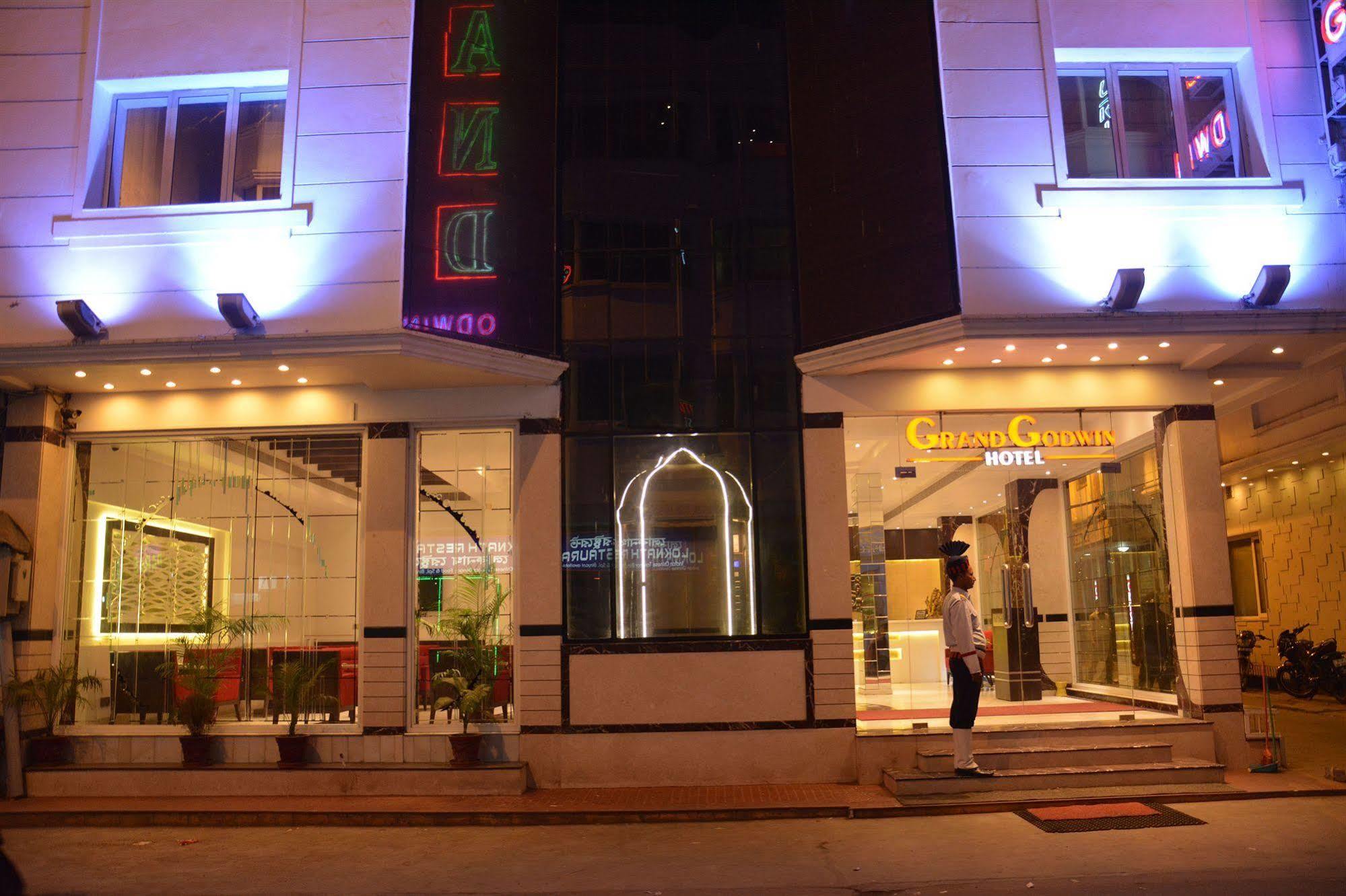 Hotel Grand Godwin Near Railway Station