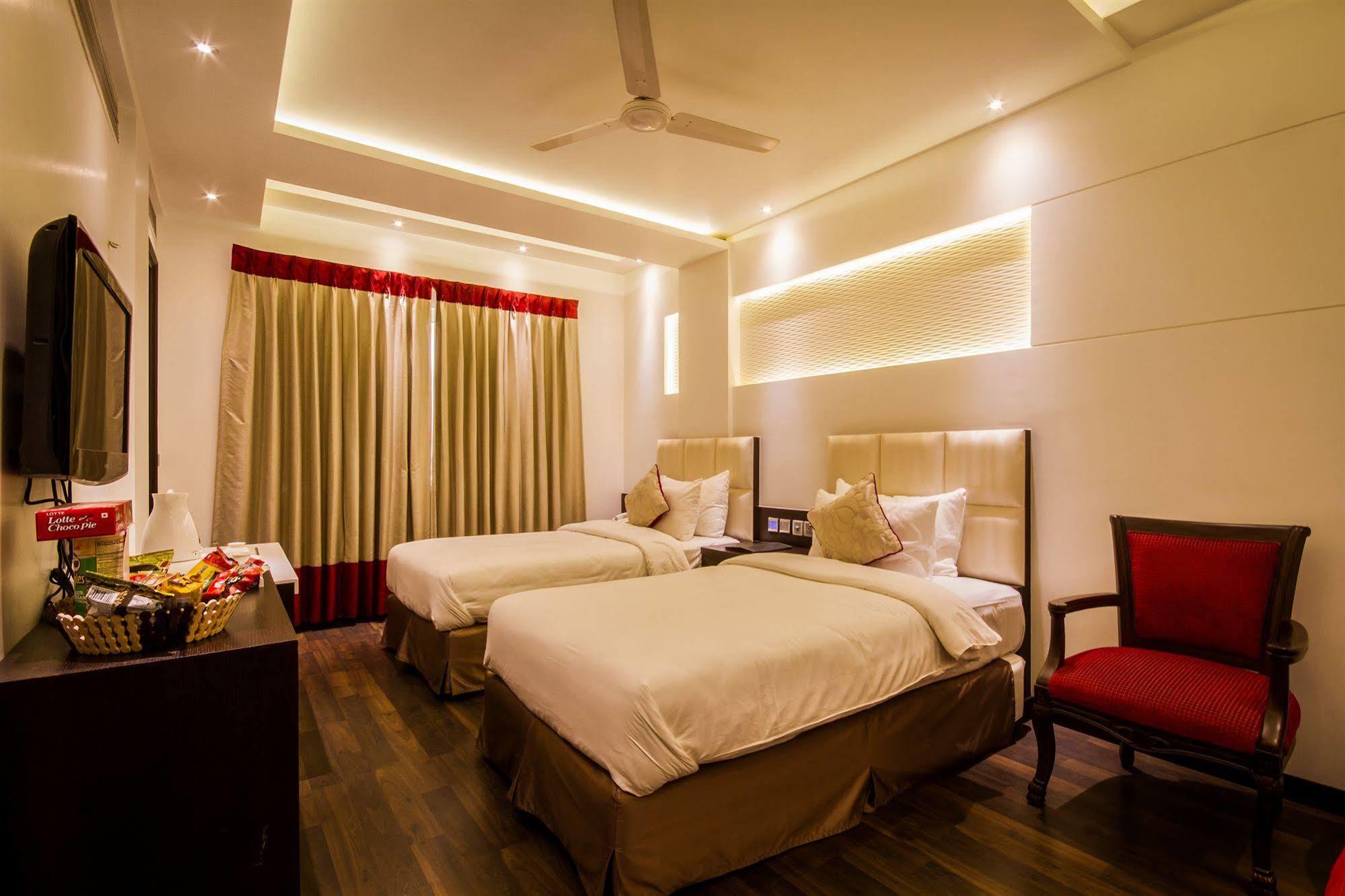 Hotel Grand Godwin - Complimentary Airport Pickup -near Ndls Railway Stn New Delhi